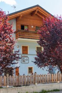 una casa con una valla de madera delante de ella en Hotel La Val, en Valdidentro