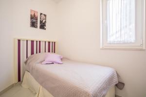 Postel nebo postele na pokoji v ubytování Apartments Oleandar
