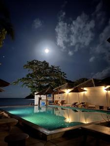 Der Swimmingpool an oder in der Nähe von Pen's Bungalow Koh Phangan