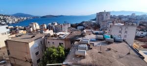 uma vista aérea de uma cidade com edifícios e a água em Apartment Rina em Sarandë