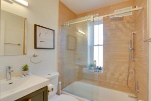 un bagno con doccia, WC e lavandino di 2 Mi to National Mall Stunning Townhome with Patio! a Washington Altre 23 foto