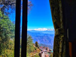 una ventana con vistas a la montaña en Mountain Hideaway, en Darjeeling