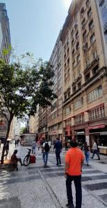 聖保羅的住宿－Apto Centro SP ótima localização，一群人走在城市街道上