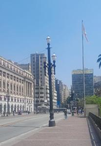 サンパウロにあるApto Centro SP ótima localizaçãoの建物のある街路灯