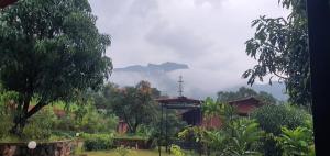 vista su una montagna in lontananza con una casa di The Kille Torna Resort a Pune