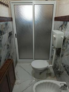 uma casa de banho com um WC, um chuveiro e um lavatório. em BnB La Luna Entire Apartment em Jericó