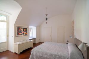 A bed or beds in a room at Il giardino di Luy Apartment