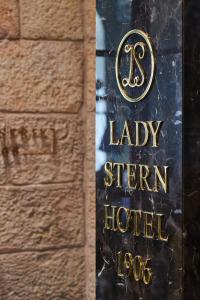 un libro con un'etichetta per l'aley star inn hotel di Lady Stern Jerusalem Hotel a Gerusalemme