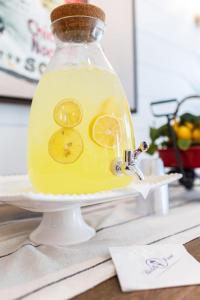 eine Flasche Limonade mit Zitronen drin in der Unterkunft Biddle Point Inn in Plymouth