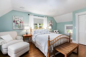 A bed or beds in a room at Biddle Point Inn