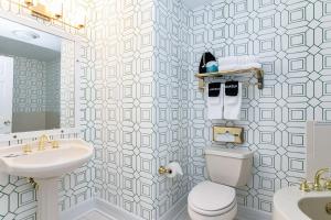A bathroom at Biddle Point Inn