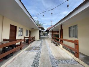 einem Korridor eines Gebäudes mit Bänken und einer Straße in der Unterkunft Jamjens Lodge powered by Cocotel in Baler