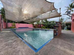 basen z dużym parasolem w obiekcie Jamjens Lodge powered by Cocotel w mieście Baler