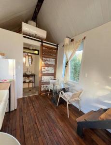 een keuken en een woonkamer met een tafel en stoelen bij Tiny House - Chacras de Coria by Inside in Ciudad Lujan de Cuyo
