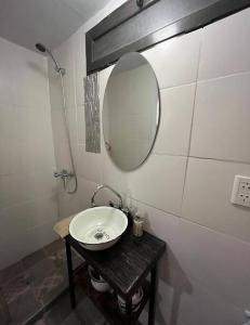 y baño con lavabo y espejo. en Tiny House - Chacras de Coria by Inside en Luján de Cuyo
