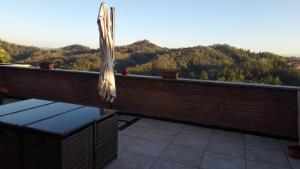 Montaldo Roero的住宿－36 bis affittacamere，阳台的遮阳伞