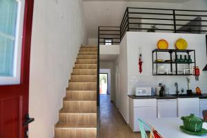 uma cozinha e uma escada numa casa em Sítio DaTerra em Santo António da Terrugem