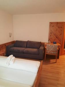 ein Wohnzimmer mit einem Sofa und einem Tisch in der Unterkunft Hotel Schiffahrt in Mols