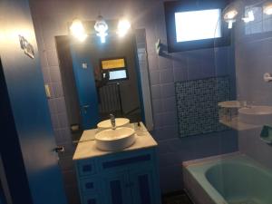 a bathroom with a sink and a bath tub at Hostal Carlos in Barraquero