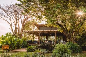 uma casa com um deque num jardim em Pousada Moana em Fernando de Noronha