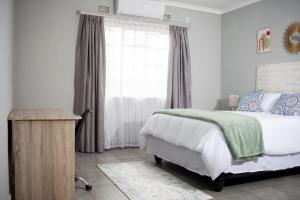 Schlafzimmer mit einem Bett und einem Fenster in der Unterkunft The Cosy Crib in Palatswe
