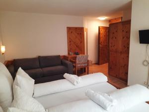 sala de estar con 2 sofás y sofá en Hotel Schiffahrt, en Mols