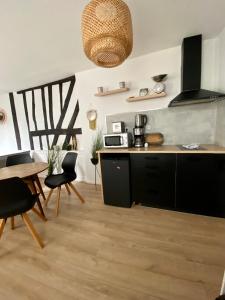 Una cocina o zona de cocina en Logement Merida de Rouen - 063