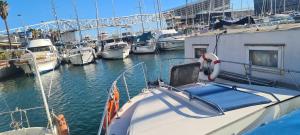 un barco atracado en un puerto deportivo con otros barcos en Boat to sleep in Barcelona, en Barcelona
