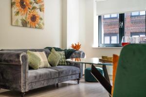 a living room with a couch and a table at Modern 1 Bedroom Apartment in the center of Bedford in Bedford