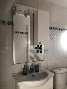 bagno bianco con lavandino e servizi igienici di Apartment Incognito a Sarajevo