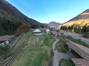 einen Luftblick auf ein kleines Dorf in den Bergen in der Unterkunft VPX INKAS HOTEL Sacred Valley in Pisac