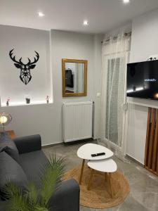 - un salon avec un canapé et une table dans l'établissement KM52 luxury apartment, à Thessalonique