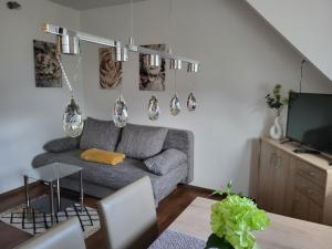 salon z kanapą i stołem w obiekcie Ferienwohnung Jasmin w mieście Rust