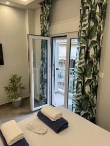 une chambre avec une table et 2 serviettes pliées dans l'établissement KM52 luxury apartment, à Thessalonique