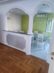 VILA LUKA في بودغوريتسا: غرفة بها كونتر وطاولة وكراسي