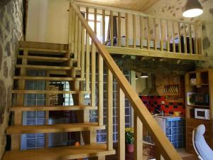 een houten trap in een kamer met een keuken bij Quinta do Galgo in Amares