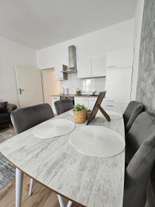 mesa de comedor con sillas y cocina en Comfort zone-10 min from the Center, en Viena