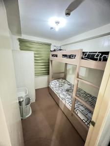 um quarto com 2 beliches num quarto em Jay's Condo - Seawind em Davao