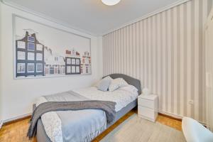 a bedroom with a bed and a picture on the wall at Las terrazas de Castañares by Clabao in Logroño