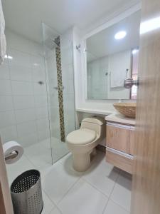 een badkamer met een toilet en een glazen douche bij Apartamento lujoso en Medellín in Sabaneta