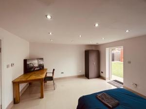 New BedfontLarge and comfy studio flat C near Heathrow的相册照片