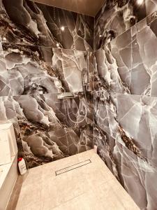 une salle de bains avec une peinture de nuages sur le mur. dans l'établissement Large and comfy studio flat C near Heathrow, à New Bedfont