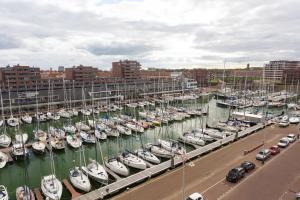 Er liggen boten in een haven. bij BizStay Harbour III Scheveningen Apartments in Scheveningen