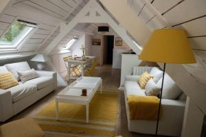 ein Wohnzimmer mit weißen Möbeln und einer gelben Lampe in der Unterkunft Maison à Saint Briac chez Delphine in Saint-Briac-sur-Mer
