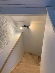 Zimmer mit einer Treppe und einem Deckenventilator in der Unterkunft Maison à Saint Briac chez Delphine in Saint-Briac-sur-Mer + 17 Fotos