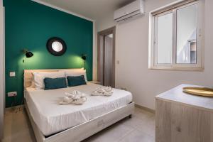 1 dormitorio con 1 cama grande y pared verde en Golden Sunsets Penthouse 10 by Solea, en San Ġwann