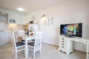 Kuchyň nebo kuchyňský kout v ubytování Apartments Oleandar