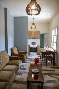 una sala de estar con un sofá y una mesa en Stylianos House 3, en Leonidio