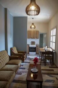 una sala de estar con un sofá y una mesa en Stylianos House 3, en Leonidio