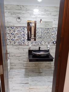ein Bad mit einem Waschbecken und einem Spiegel in der Unterkunft super lux furnished apartment in Al Muhandeseen with a view on the Nile in Kairo